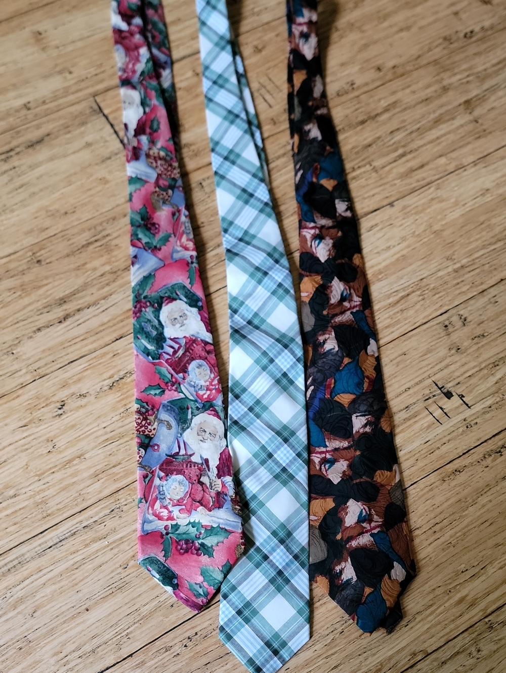 Men's Patterned Tie in Red, Green, and Brown -